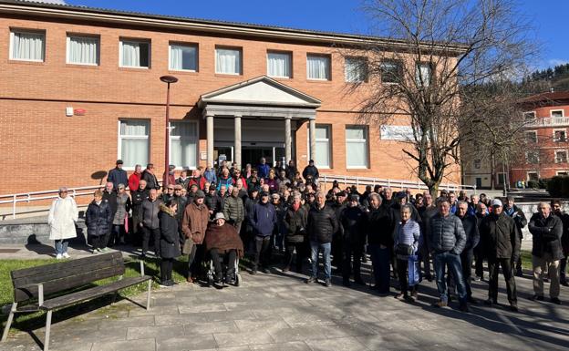 Buztintegi entrega a Osakidetza 2.235 firmas tras una marcha reivindicativa