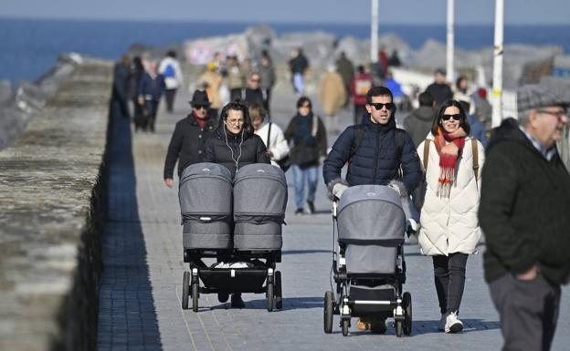 La pandemia continúa bajo mínimos en Euskadi a las puertas de decir adiós a la mascarilla en el transporte público