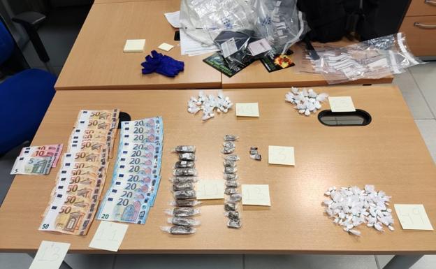 Sorprendidos con 81 papelinas de cocaína y 27 pastillas de hachís en Arrasate