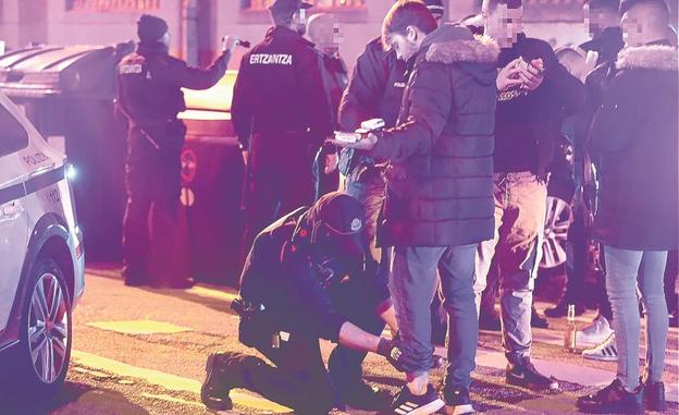 La Ertzaintza comienza a realizar cacheos preventivos de armas blancas en Donostia e Irun