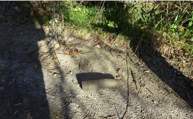 Un obús aparece entre los escombros del puente de Astiñene