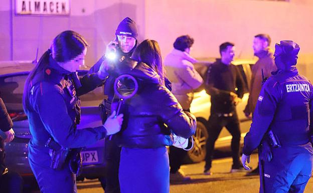 El alcalde de Bilbao pide juicios rápidos contra los navajeros y restricciones en la venta de armas blancas