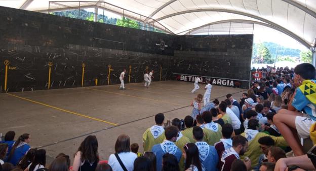 «Lo bonito es poder disfrutar de la pelota y del ambiente que se genera en el Atano txiki»