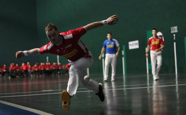 Laso se lleva un fuerte golpe en la rodilla