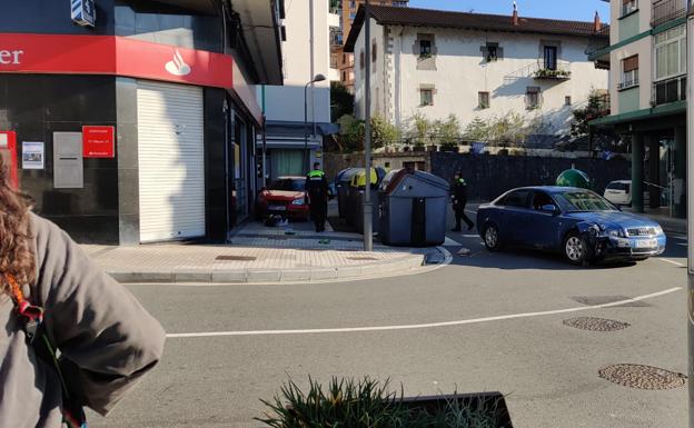Aparatoso accidente sin heridos en el centro de Andoain