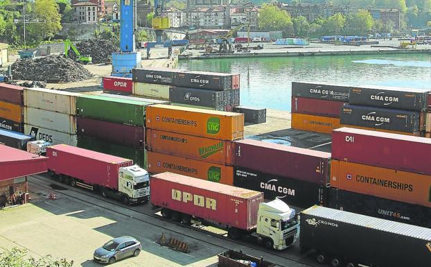 El transporte por mar de los contenedores se abarata y alivia la importación guipuzcoana
