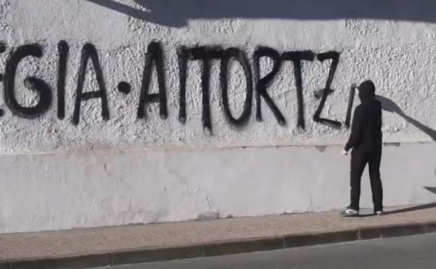 Jóvenes de Ernai realizan una pintada en la fachada de La Cumbre