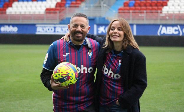 María Adánez y Pepón Nieto, como dos niños en Ipurua