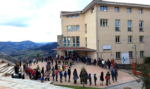 La kalejira de disfraces y bailes de la Herri Eskola abre mañana el Carnaval