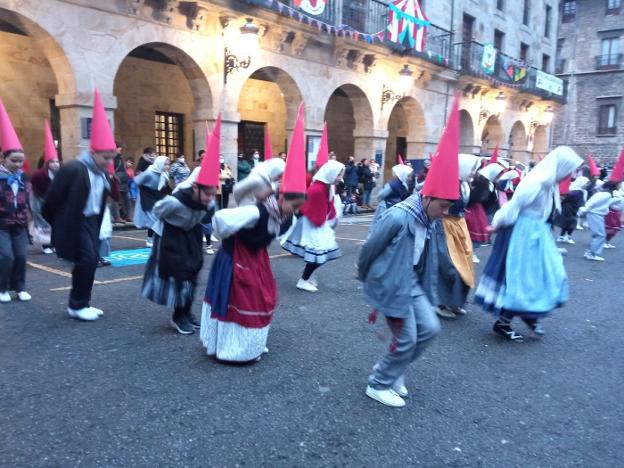 La tradición recuperada de la Sorgin Dantza activa esta tarde el Carnaval
