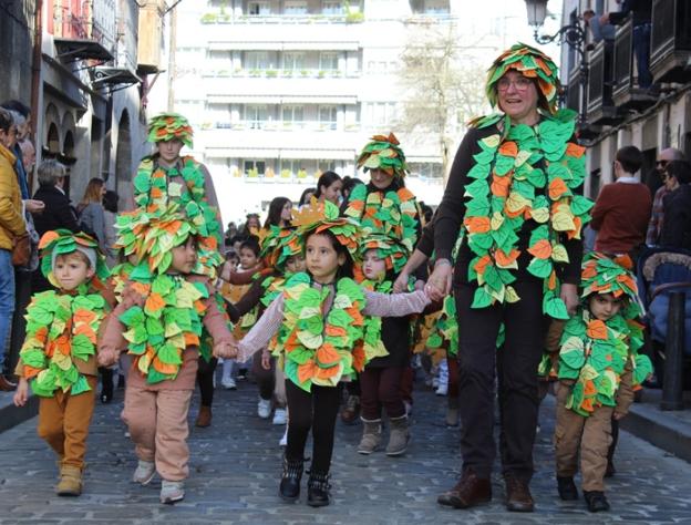Herriko txikienen desfile koloretsuarekin inauguratu zen atzo inauterien jaia