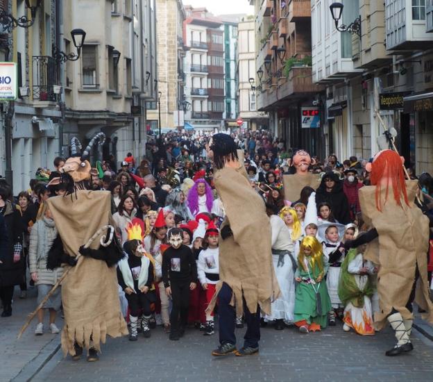 Euskal mitologiako pertsonaiek herriko kaleak hartu zituzten inauterien hasieran