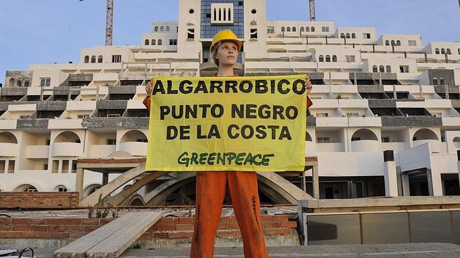 Greenpeace pinta de negro el hotel de El Algarrobico