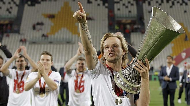 Monchi: «Rakitic va a continuar mucho tiempo en el Sevilla»