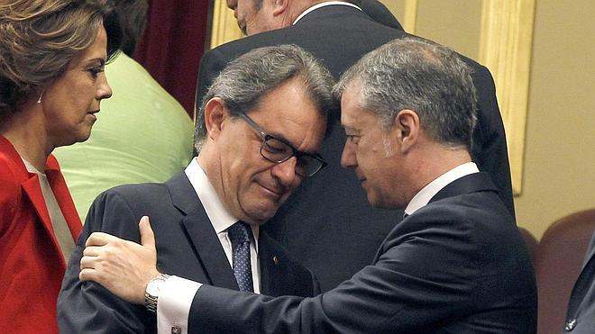 Abucheos a Mas y Urkullu al aparecer en televisión sin aplaudir el discurso del Rey