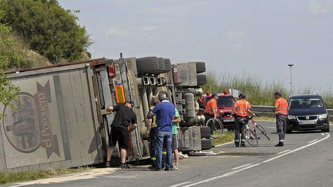 Dos ciclistas muertos al volcar un camión sobre ellos en Navarra