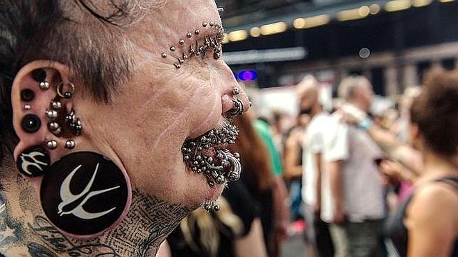 Impiden entrar en Dubái al hombre con más piercings del mundo