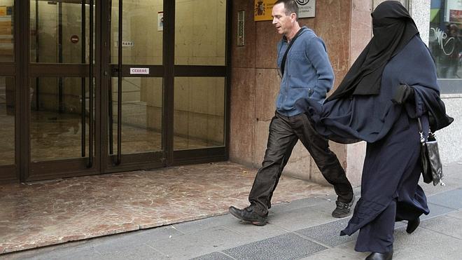 Fernández Díaz quiere regular el burka en la Ley de Seguridad Ciudadana