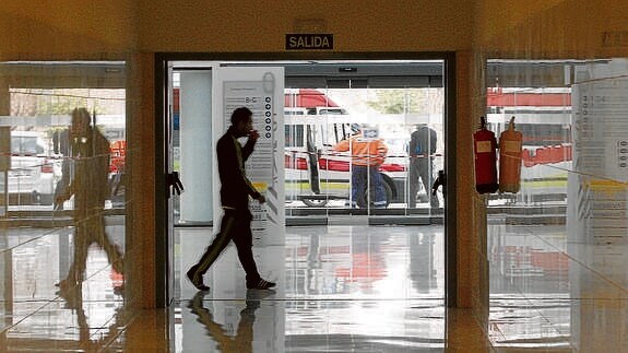 Una menor de Valencia, ingresada en el hospital La Fe tras una paliza de su novio