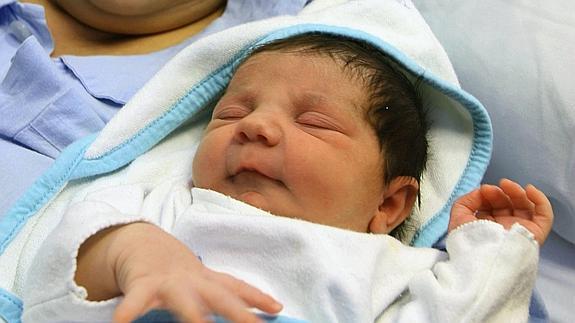 El primer bebé del año es una niña, Noelia, nacida en Tortosa