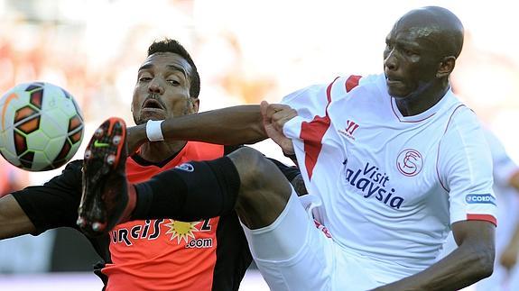 El Sevilla reacciona y deja al Almería cerca del descenso