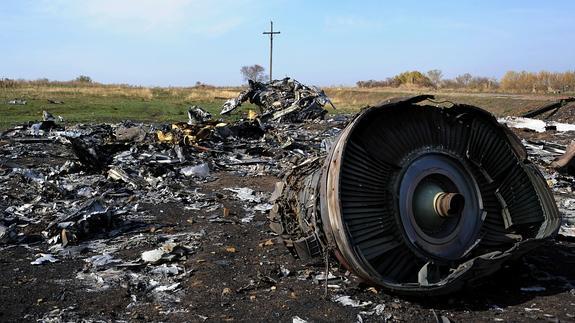 Los fragmentos hallados en el lugar donde cayó el vuelo MH17 podrían ser de un misil ruso