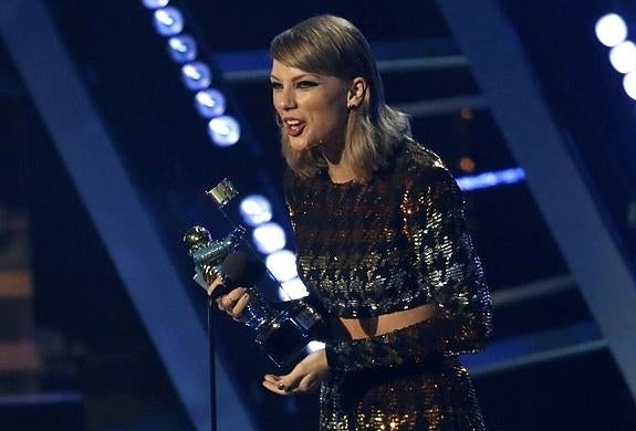 Taylor Swift reina en los MTV junto a Kanye West