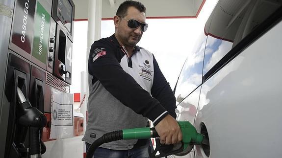 ¿Por qué la gasolina no baja tanto como el gasóleo?