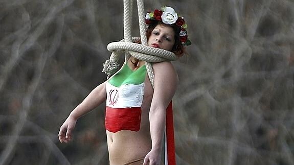 Femen recibe a Rohaní en Francia simulando una ejecución