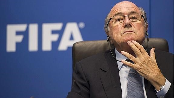 Blatter alerta a su «amigo» Infantino de traidores en la FIFA