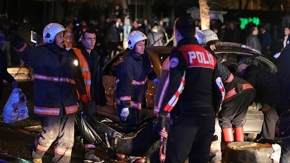 Ya son 37 los muertos en un atentado con coche-bomba en Ankara