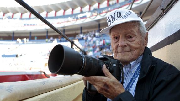 Fallece a los 103 años el fotógrafo taurino 'Canito'