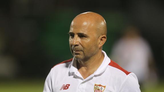 El presidente de la AFA viaja a España con Sampaoli y Messi en la mira