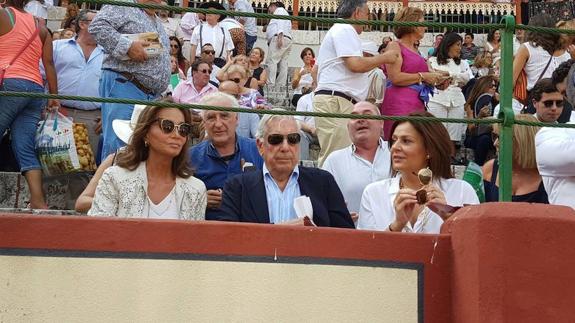 Ocho orejas y rabo para Víctor Barrio