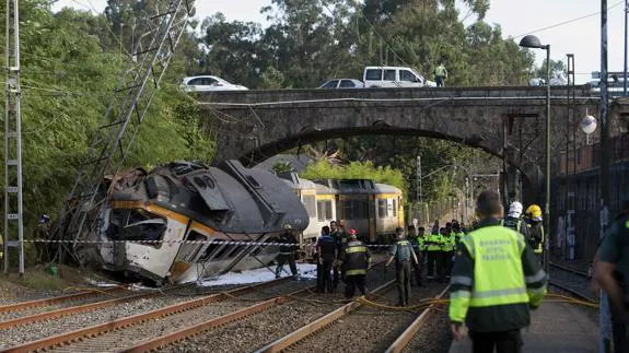 Cuatro muertos al descarrilar un tren que cubría la línea entre Vigo y Oporto