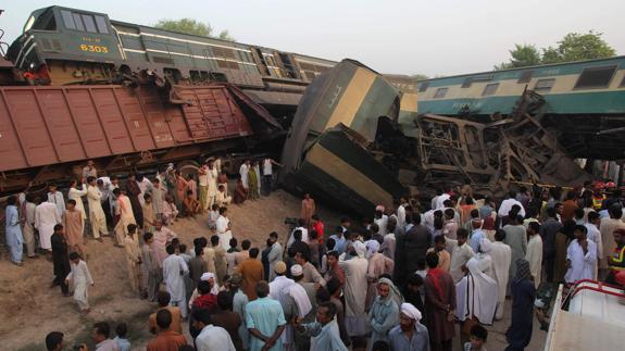 Al menos 3 muertos y 37 heridos al colisionar dos trenes en Pakistán