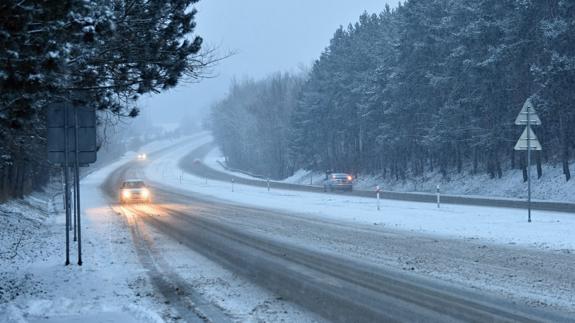 Los coches con las luces encendidas se ven a más del doble de distancia