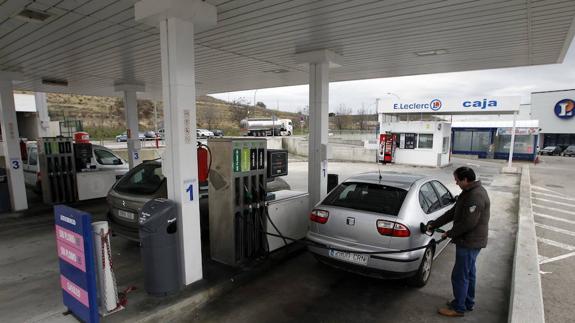 El petróleo y las festividades empujan a los carburantes a máximos anuales
