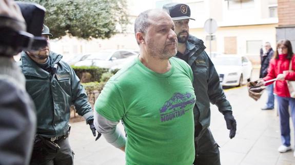 Ingresa en prisión el hombre que apuñaló a su hija en Benifaió tras negarse a declarar