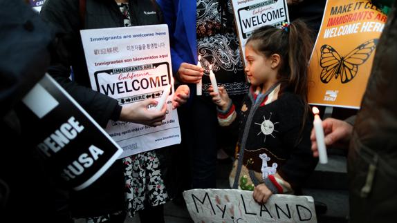 Mil personas marchan en Nueva York en defensa de inmigrantes y contra Trump