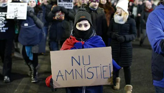 Unos 60.000 rumanos protestan contra la despenalización de la corrupción