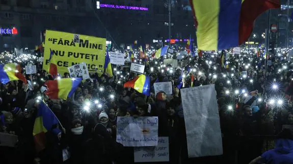 Medio millón de rumanos protestan contra el Gobierno pese a la retirada del decreto
