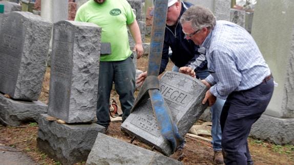 La comunidad musulmana de EE UU recauda 62.000 euros para reparar el cementerio judío atacado