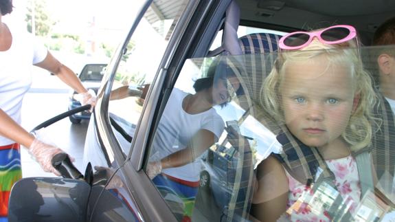 Ocho consejos para evitar que su hijo vomite en el coche