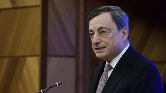 Draghi ve margen para que los bancos mejoren la rentabilidad si reducen costes