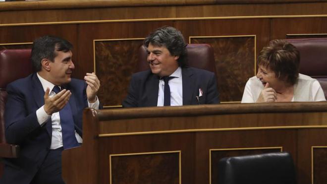 «Payaso» o «coge un diccionario», las lindezas de la moción
