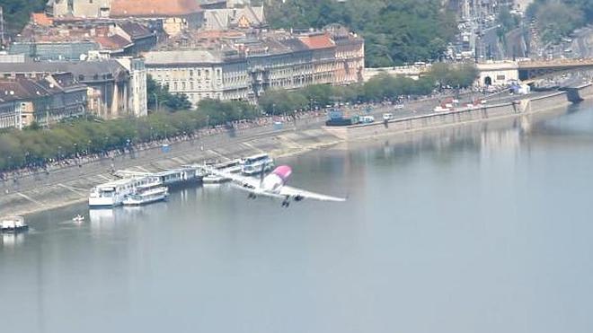 Vuelo rasante sobre el Danubio de un avión de pasajeros