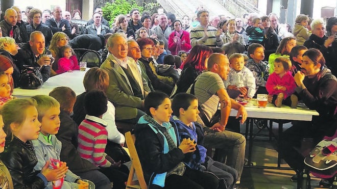 Animación en la feria de la cerveza de Orio