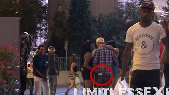 Está grabando una broma y unas prostitutas le roban el teléfono móvil