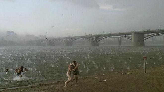 Granizada brutal en pleno día de playa en Rusia